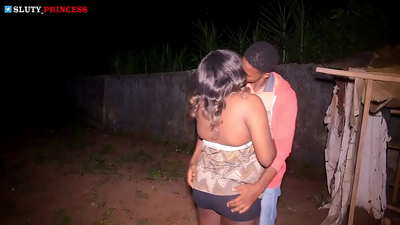 Romance di strada è sessu caldu cù una ragazza chubby da u club